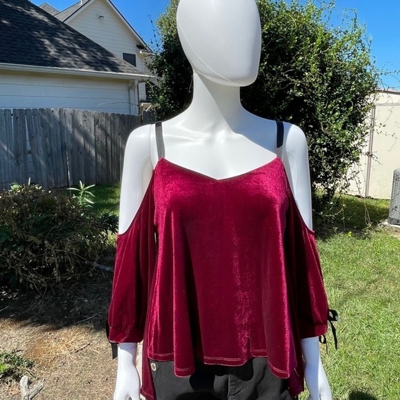 NWT ROMEO & Juliet Couture Burgundy Velvet Open Tie Back Cold Shoulder Top - Picture 1 of 12